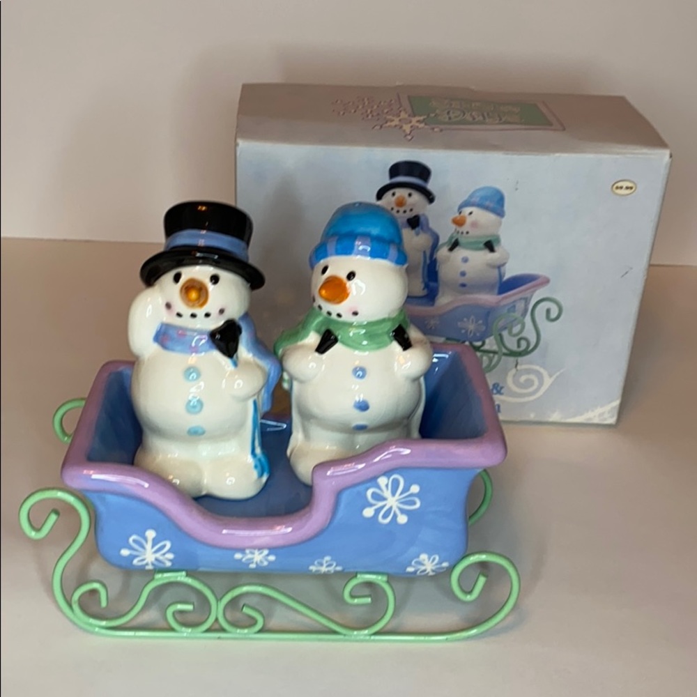 NIB snowman salt and pepper shakers